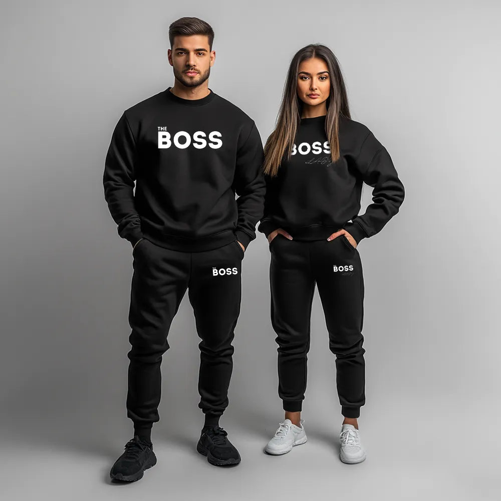 Set hanorace și pantaloni negri pentru cupluri The Boss / The Boss Lady, purtat de modele